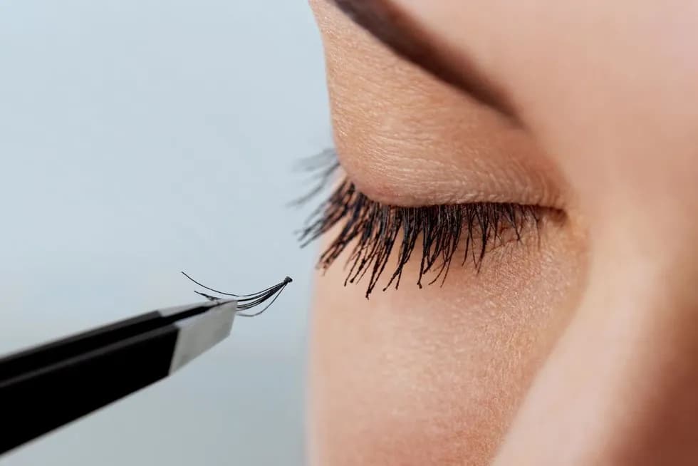 Rzęsy Kim Kardashian: Cena, efekt i jak je pielęgnować?