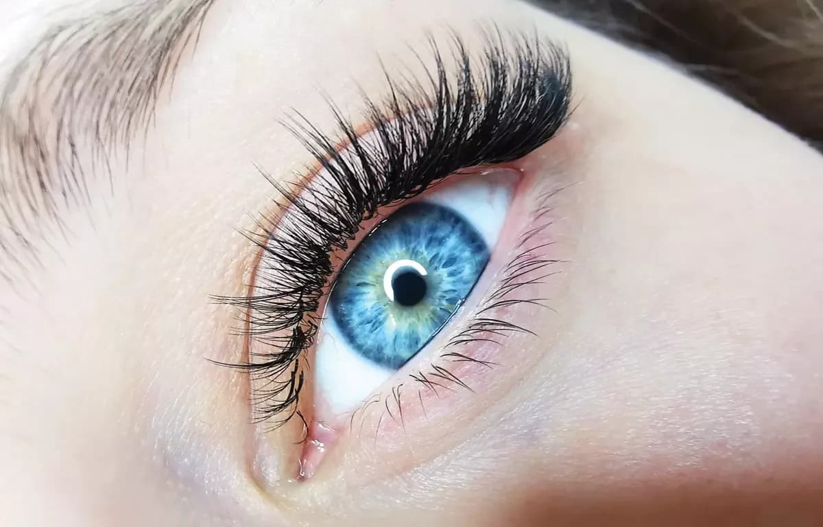 Rzęsy Kim Kardashian: Efekt "Kardashian look" - jak uzyskać?