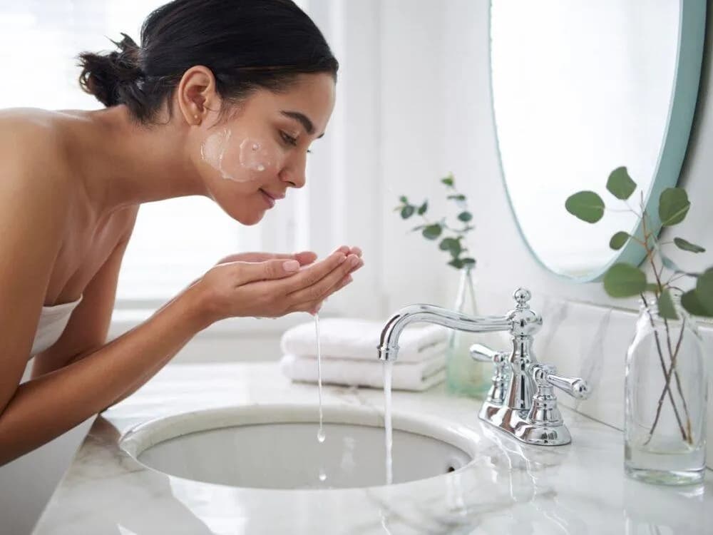 Czy zmywać serum do twarzy? Odpowiedź i sekret skutecznej pielęgnacji