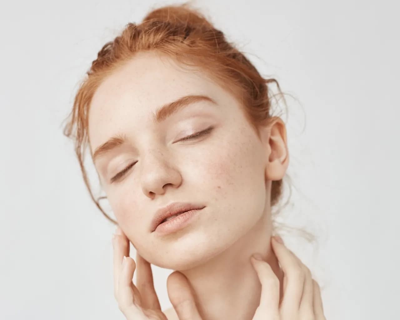 Ziemista cera: przyczyny, jak rozpoznać i skuteczne sposoby na blask