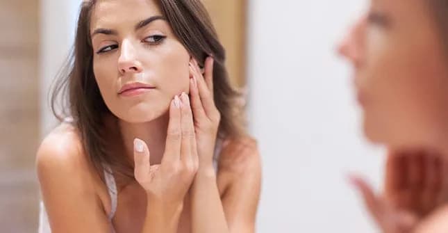 Zaczerwieniony pryszcz? Szybkie metody, składniki i makijaż SOS