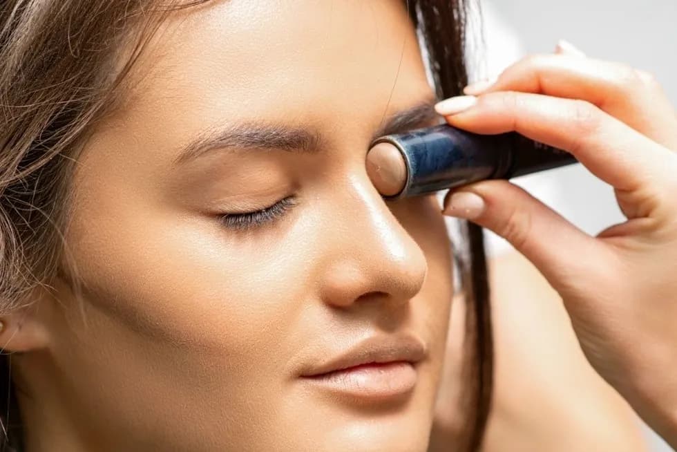 Jak ukryć cienie pod oczami? Wybierz idealny korektor i aplikuj go jak PRO