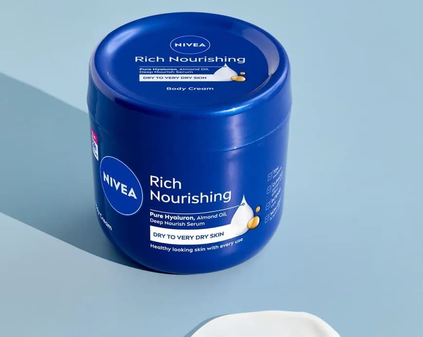 Krem Nivea na tatuaż? Eksperci radzą, czego unikać.